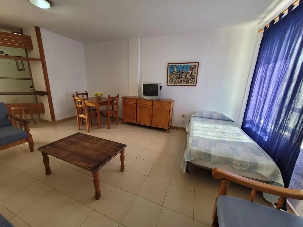 Immaculate 1-Bed Apartment In Arona E308 ארונה