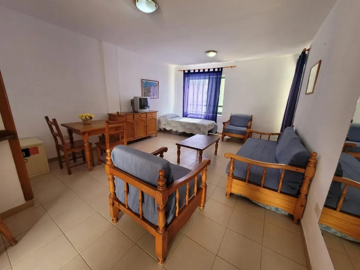 Immaculate 1-Bed Apartment In Arona E308 ארונה