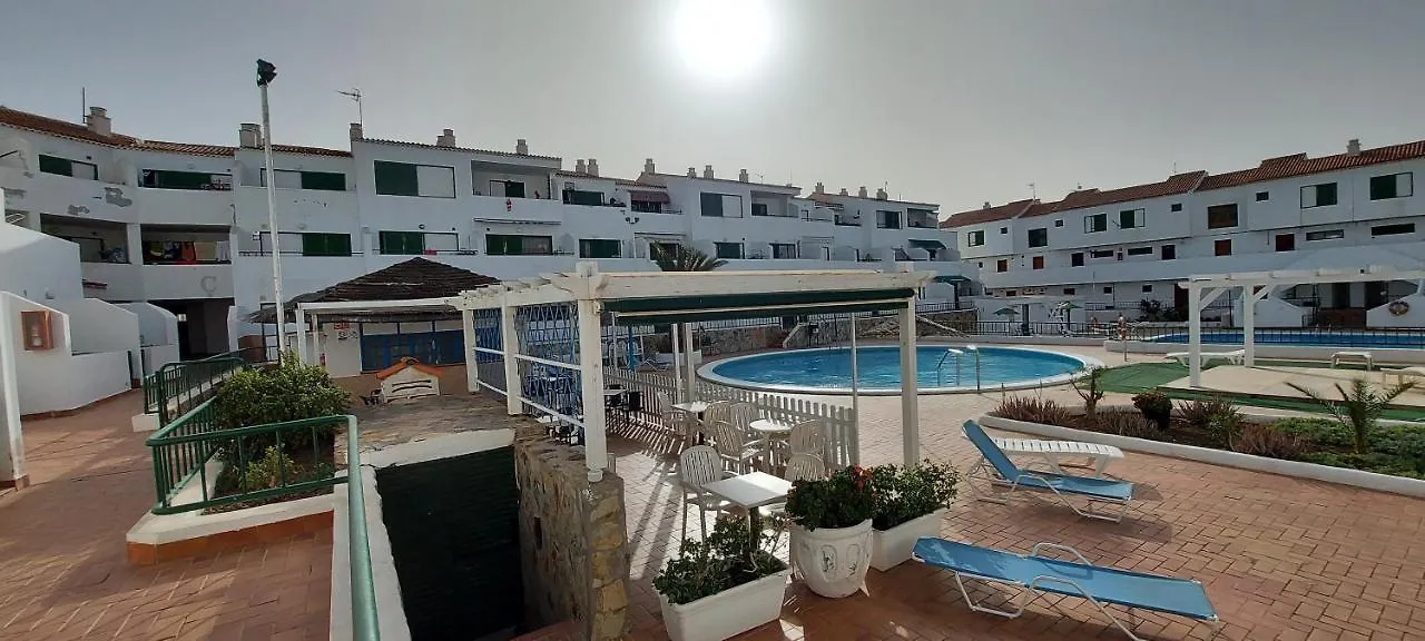 Immaculate 1-Bed Apartment In Arona E308  ארונה